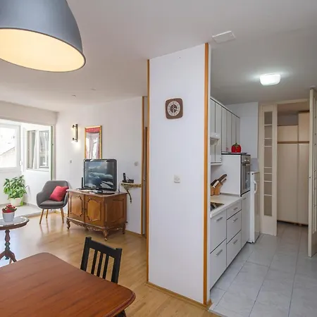 La Maison Central 아파트